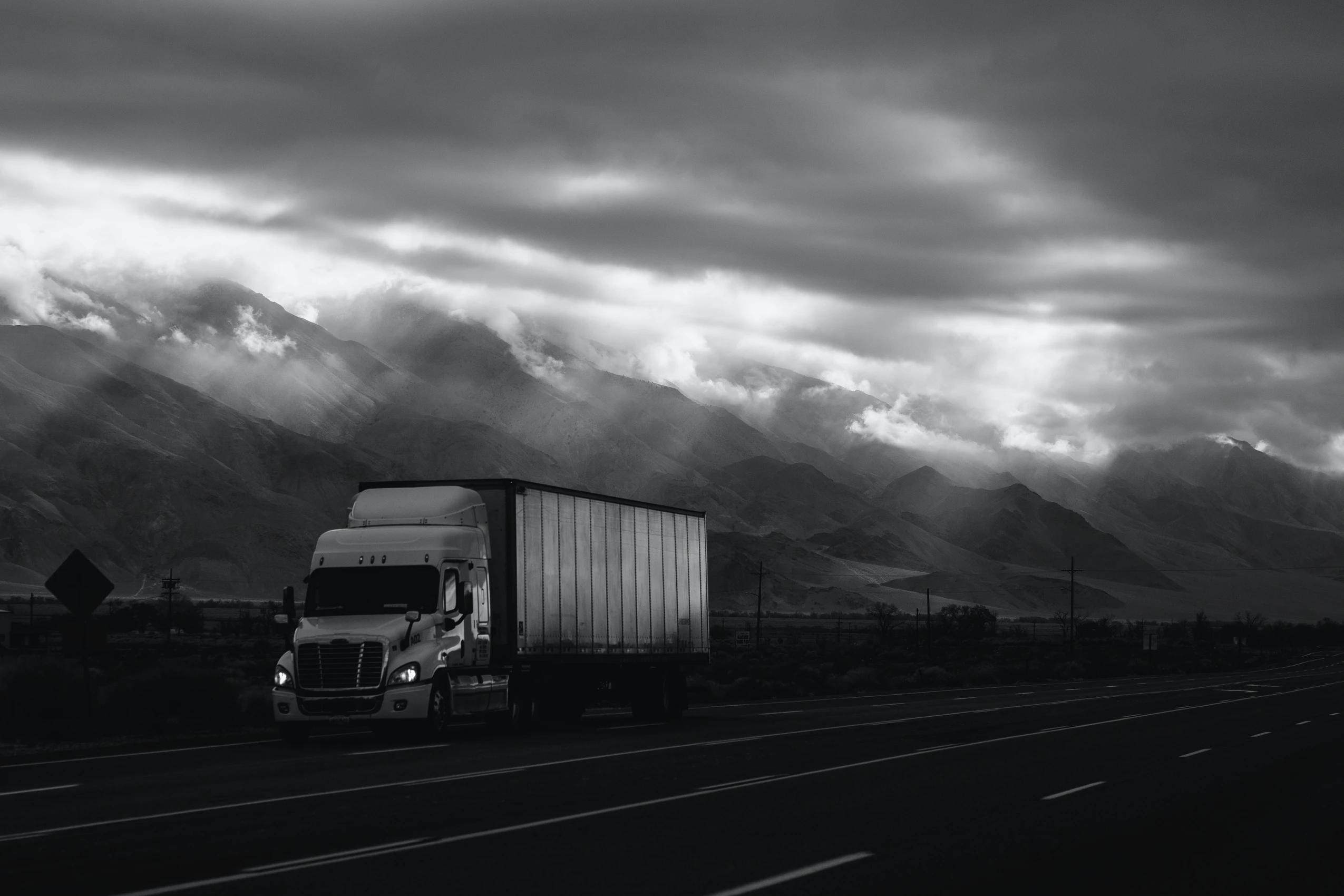 Грузовые перевозки, контейнерные перевозчики, FedEx, UPS, другие грузовые фирмы предупреждают о нехватке мощности